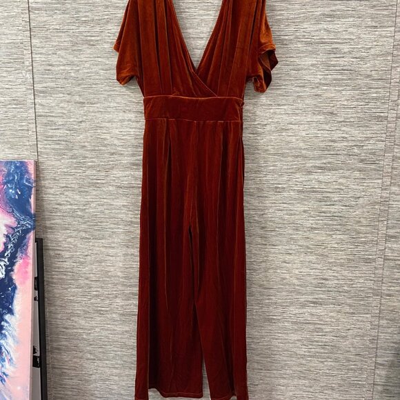 Rust Velvet Wrap Jumpsuit With Short Sleeves & Deep V-Neckline By Cider Size M - Picture 1 of 8